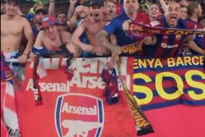 星空体育登录入口-枪手乱入巴萨球迷庆祝国王杯夺冠，展示了一面阿森纳旗帜